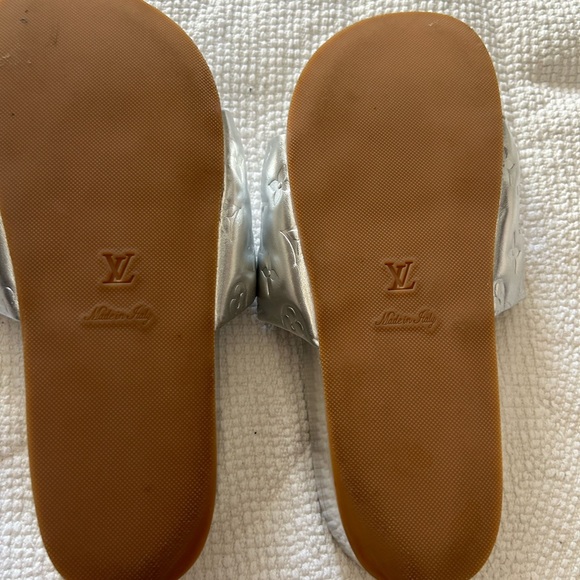 Louis Vuitton Silver Metallic Slide Sandals Size 40 gently used! Few scratches! - Picture 6 of 8
